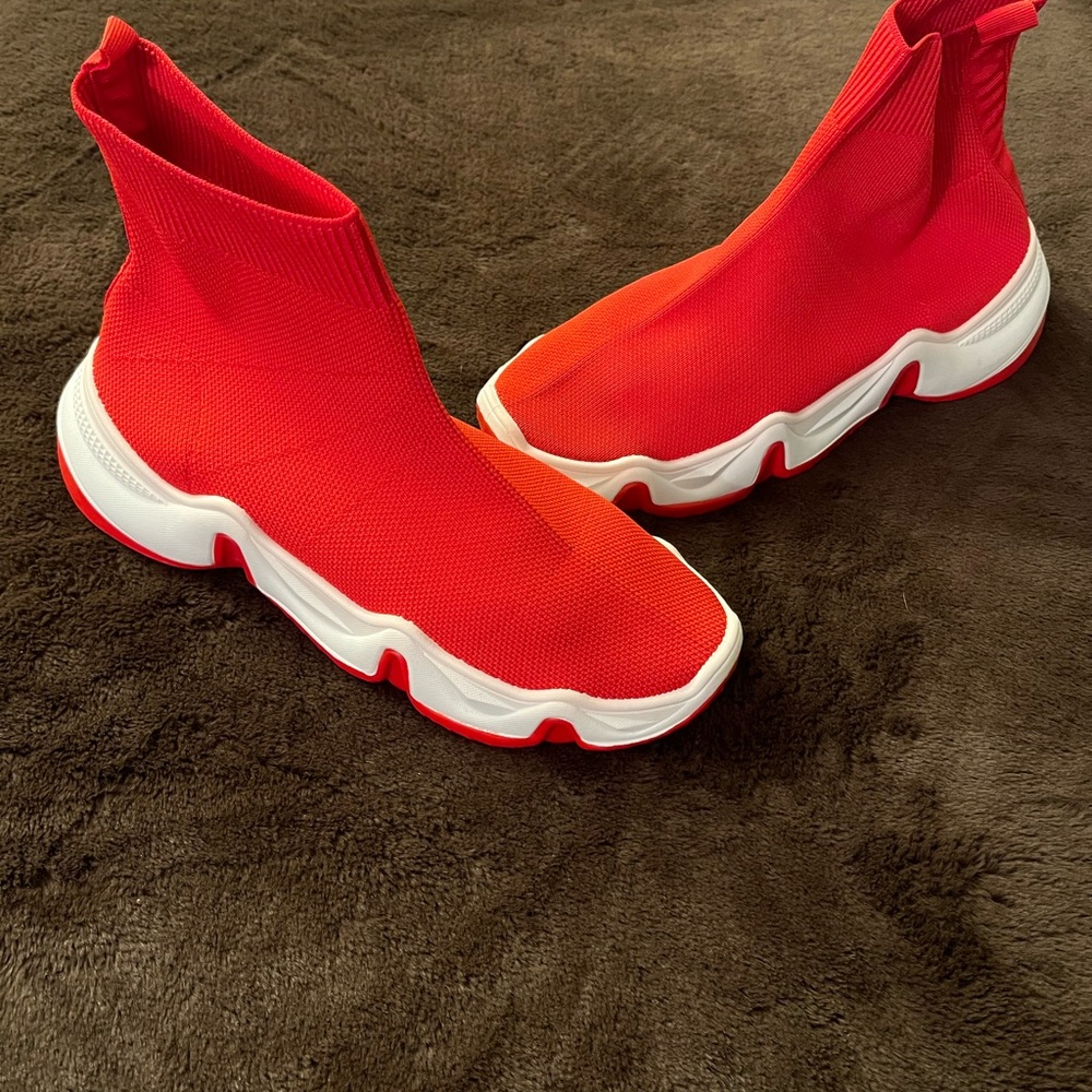 Women’s slip-on sock sneakers. Size 40 (9) Brand new in box
